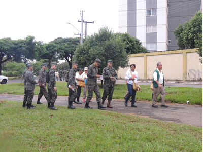 Militares da B Adm e Agente de Edemias em deslocamento para os locais a serem visitados